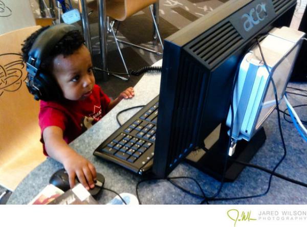 Bebekler ise yeni teknolojiye abuk alm gibi grnyor.