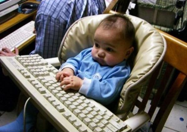 Anne ve babalar, bebeklerini bilgisayar bandayken fotoraflamay da ihmal etmiyor.