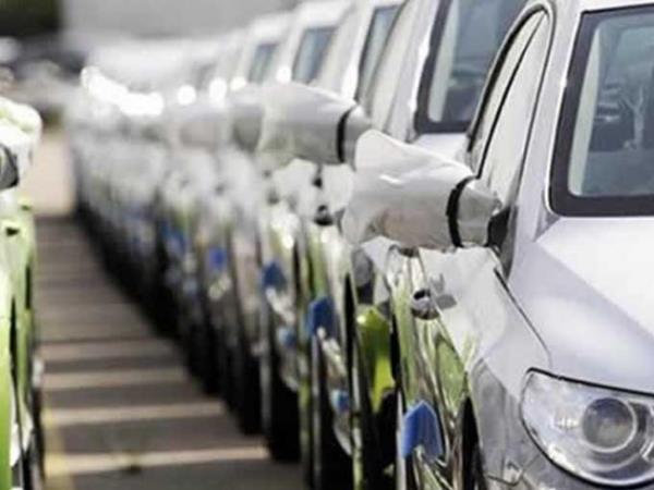 Trkiye'de otomobil firmalar mteri ekmek iin her sezon farkl kampanyalar yaparken, baz vatandalar da son model aralar yerine btesine uygun ikinci el ara almay tercih ediyor. Oto galericiler, otomobil sahibi olmak orta gelirli vatandalarn daha ok btelerine uygun aralara yneldiini belirtiyor.