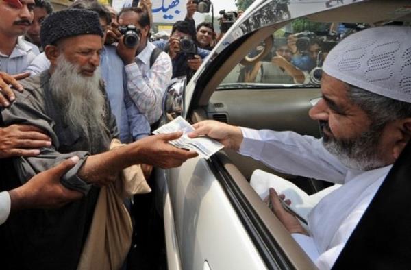 Paraszlktan len annesini ve yaad aresizlii hi unutmayan Edhi, kimse bu skntlar yaamasn diyerek kap kap gezip toplad paralarla yoksullara hastaneler kurdu.