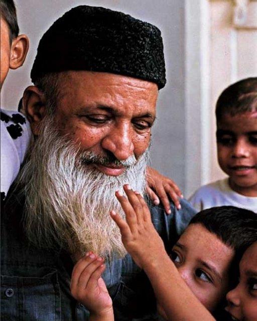 Edhi, neden "yilik melei" olarak adlandrldn yle anlatyor, "Yoksul bir adam olduum doru, ancak paraya benden ok daha fazla ihtiyac olan insanlar var.