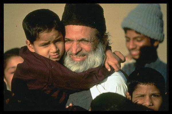 Mslman olan Edhi, yardm merkezlerinde btn din ve inantan insanlara hizmet ediyor.