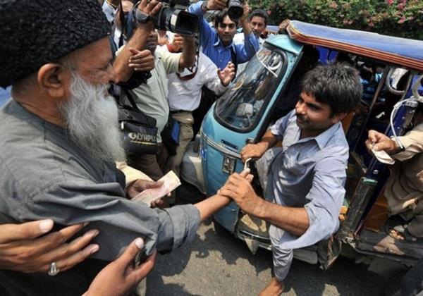 Dilenmeye balad ilk gnden beri kazand paralar kuruu kuruuna biriktiren Edhi, 1951 ylnda ufak bir dispanser am.