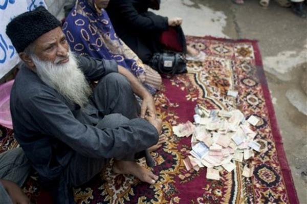 Edhi'nin yaptklar ksa zaman iinde kulaktan kulaa yaylnca onu sokakta dilenirken grenler, amacn bildikleri iin sadakalarn miktarn arttrm ve ba yapmak isteyen hayrseverler, onun dilendii soka daha sk ziyaret etmeye balam.
