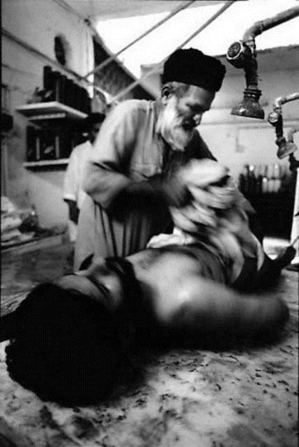 Din, kast ve inan ne olursa olsun temel insan haklarnn korunmasndan yana olduunu vurgulayan Edhi "Dnyadaki btn dinlerin temeli insandr." diyor.