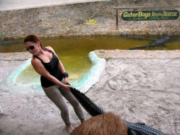 in iine cesaret ve inat girince kadnlar timsah bile yakalamaktan ekinmiyor.