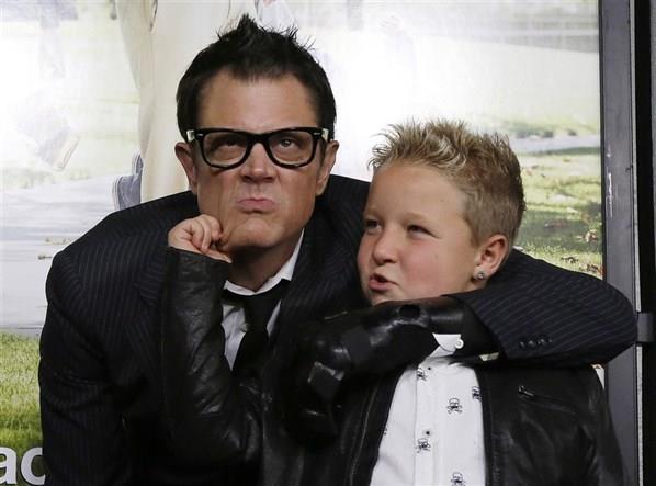 Oyuncu Johnny Knoxville ve Jackson Nicoll, 'Jackass Presents: Bad Grandpa' filminin Hollywood?da dzenlenen galasnda objektiflere poz veriyor. ABD