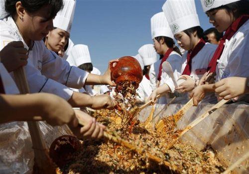 lk defa dzenlenen Kore Gda Gn srasnda yzlerce a ve gnll, "Bibimbab" ad verilen geleneksel bir Kore yemeini yapmak iin topland. Yaplan yemek yaklak 12 bin kii tarafndan yenildi. Gney Kore