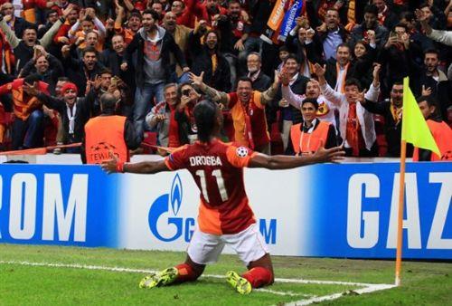 Galatasaray, Arena'da arlad FC Kopenhag' 3-1 malup ederek ampiyonlar Ligi B Grubu'ndaki ilk galibiyetini ald. Galatasaray'n nc goln, ilk yarnn uzatma dakikalarnda Drogba kaydetti. Drogba'nn sevinci objektife byle yansd. Trkiye