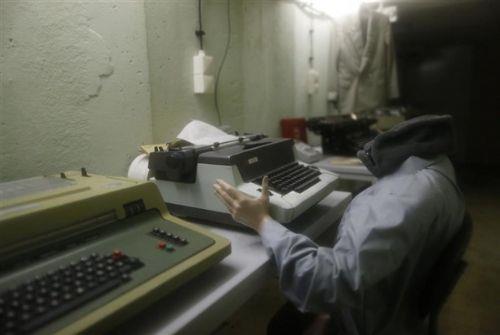 Ilmenau ehrindeki "Bunker-Museum" da bulunan bir cansz manken, fotorafnn objektifine taklyor. Eski bir Dou Almanya sna olan ve 1970'lerde ina edilen mze, ziyaretilerine ayn zamanda ilgin bir deneyim de sunuyor. Tarihi bir "gereklik deneyimi" yaamak isteyenler, cret karl 16 saat boyunca mzede kalarak, bir "Ulusal Halk Ordusu" askerinin deneyimlerine sahip olabiliyor. Almanya