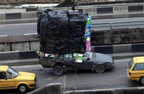 Eyalarla tka basa doldurulmu bir otomobil, Lagos'un Orile-Iganmu blgesinde ilerlerken grntleniyor. Nijerya