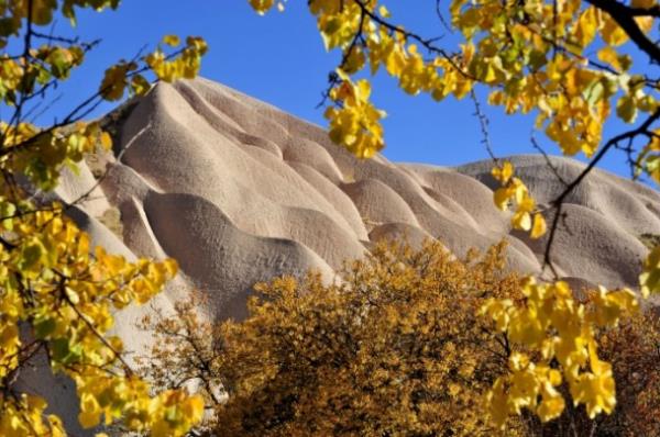 <p><b>Kapadokya</b></p>  Kendine zg doal yeryz ekilleri ile ziyaretilerine farkl bir dnyann kaplarn aan Kapadokya corafyas sonbaharn renkleriyle farkl bir gzellie brnd. Dnyada scak balon uularnn yapld nemli merkezlerinden biri olan Kapadokya'da sonbaharn gzelliklerini gkyznden seyretmek isteyenler balon turlarna katlyor.