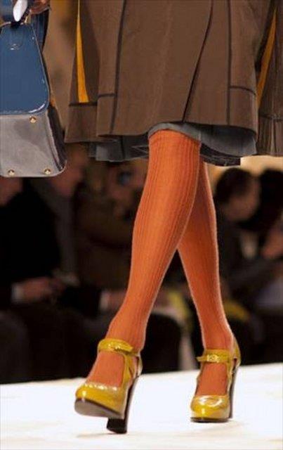 Ak ayakkablarn klotlu orapla giyilmesi