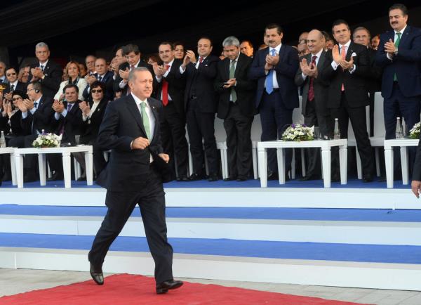 WSJ, Babakan Recep Tayyip Erdoan tarafndan gerekletirilen tnel projesi iin, 'Bir ok Osmanl hkmdarnn ryasyd' ifadesini kullanrken, 'Tnelin tamamlanmas hkmetin on yl sren ekonomik baar hikayesinin bir delili olmutur' cmlesine yer verdi.