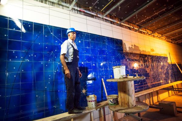 "Asrn Projesi" olarak nitelendirilen Marmaray'n skdar ve Sirkeci istasyonlarnn duvarlar, znik ilesinde klasik Osmanl ini motiflerinden esinlenilerek retilen devasa panolarla sslendi.