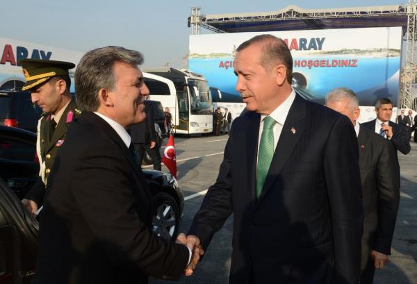 Asya ile Avrupa arasnda, denizin altndan kesintisiz demiryolu ulam salayacak, dnyann alanndaki nemli projelerinden Marmaray'n al treni skdar'da yapld. Trene, Cumhurbakan Abdullah Gl (solda) ve Babakan Recep Tayyip Erdoan (sada) da katld