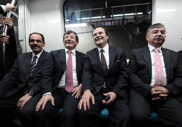 Asya ile Avrupa'y denizaltndan birbirine balayan, "Asrn Projesi" Marmaray'da ilk sefer, Cumhurbakan Abdullah Gl'n vatmanlnda gerekleti. skdar Meydan'nda dzenlenen trenin ardndan gerekleen sefere, Dileri Bakan Ahmet Davutolu (sol 2), Milli Savunma Bakan smet Ylmaz (sada), Anadolu Ajans (AA) Ynetim Kurulu Bakan ve Genel Mdr Kemal ztrk (sa 2) ve Babakanlk D Politika Danman brahim Kaln (solda) da katld.