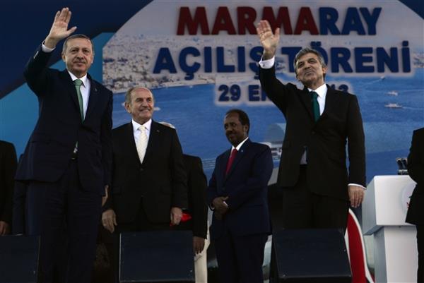 <P>Cumhurbakan Gl ve Babakan Erdoan, konuk babakanlar, bakan ve davetlilerin katlmyla al Marmaray'n skdar stasyonunda gerekleti.</P>  <P>Al konumalarnn ardndan Cumhurbakan Gl ve Babakan Erdoan ile katlmclar, trenle denizin altndan Avrupa yakasna geerek Yenikap stasyonu'na gidecek. Yenikap stasyonu'nda gerekletirilecek organizasyonun ardndan tren sona erdi.</P>