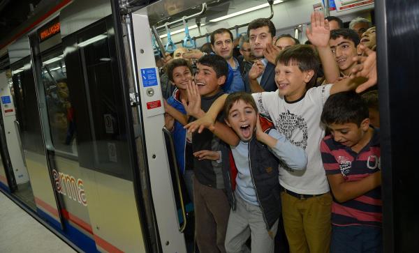 Asya ile Avrupa'y denizaltndan birbirine balayan, "Asrn Projesi" Marmaray'da halka ak ilk seferler al treninden sonra balad.