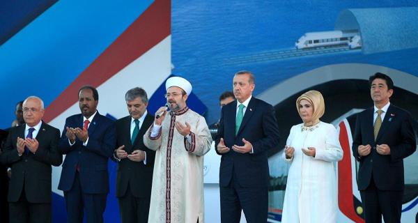 Cumhuriyet Bayram etkinlikleri erevesinde grkemli bir alla faaliyete geen Marmaray, ABD'nin eitli gazete, televizyon ve internet sayfalarnda yer buldu. Amerikan Televizyonu ABC, internet sayfasnda 'Trkiye'nin Asya ve Avrupa blmlerini ilk defa demir yolu ile balayan tnel alyor' balyla duyururken, tnel projesinin 150 yl ncesinde bir Osmanl Sultanna ait olduunu belirtti.