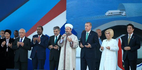 Televizyon kanal, Recep Tayyip Erdoan Babakanlndaki hkmetin byk projelerinden biri olan Marmaray'n lke ekonomisinin canllna katkda bulunduunu belirtirken, halkn bir kesimi tarafndan protesto edildiine de deindi.