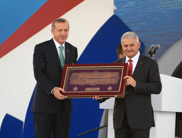 Babakan Recep Tayyip Erdoan ile Ulatrma, Denizcilik ve Haberleme Bakan Binali Yldrm, Asya ile Avrupa arasnda, denizin altndan kesintisiz demiryolu ulam salayacak, dnyann alanndaki nemli projelerinden Marmaray'n al trenine katld. Yldrm, Babakan Erdoan'a hediye sundu.