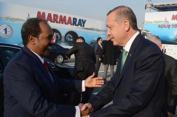 Asya ile Avrupa arasnda, denizin altndan kesintisiz demiryolu ulam salayacak, dnyann alanndaki nemli projelerinden Marmaray'n al treni skdar'da yapld. Trene Babakan Recep Tayyip Erdoan (sada) ve Somali Cumhurbakan Hasan eyh Mahmud (solda) da katld.