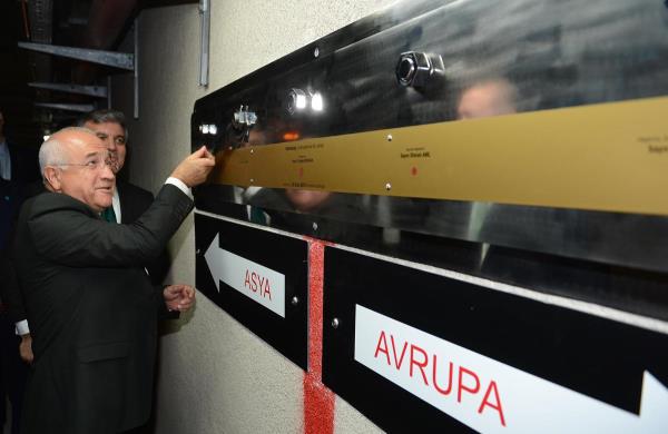 Marmaray'n skdar istasyonunda saat 17.19'da balayan yolculuk, Asya ve Avrupa ktalarnn tam ortasnda 10 dakikalk molann ardndan devam etti. Molada, Gl, Erdoan ve yabanc konuklar, zerinde Asya ve Avrupa yazan levhay duvara sabitledi.