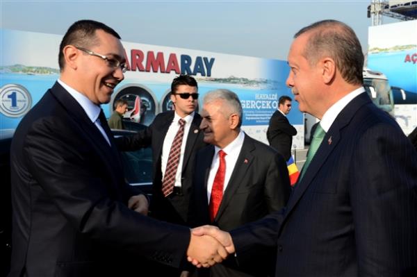 Asya ile Avrupa arasnda, denizin altndan kesintisiz demiryolu ulam salayacak, dnyann alanndaki nemli projelerinden Marmaray'n al treni skdar'da yapld. Trene Babakan Recep Tayyip Erdoan (sada) ve Romanya Babakan Victor Ponta (solda) ve Ulatrma, Denizcilik ve Haberleme Bakan Binali Yldrm da katld.