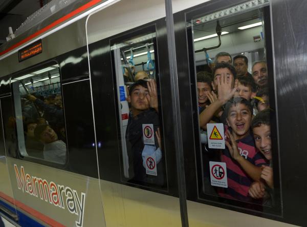 Asya ile Avrupa'y denizaltndan birbirine balayan, "Asrn Projesi" Marmaray'da halka ak ilk seferler al treninden sonra balad.