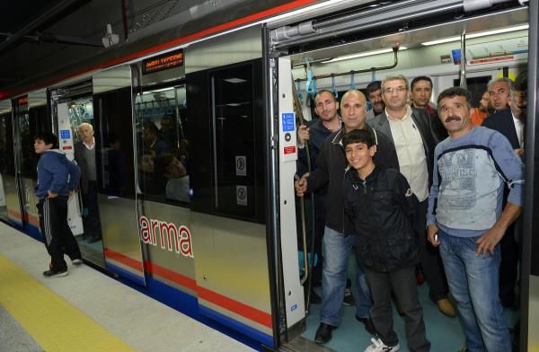 Asya ile Avrupa'y denizaltndan birbirine balayan, "Asrn Projesi" Marmaray'da halka ak ilk seferler al treninden sonra balad.