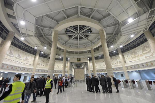 Asya ile Avrupa'y denizaltndan birbirine balayan, "Asrn Projesi" Marmaray'da halka ak ilk seferler al treninden sonra balad.