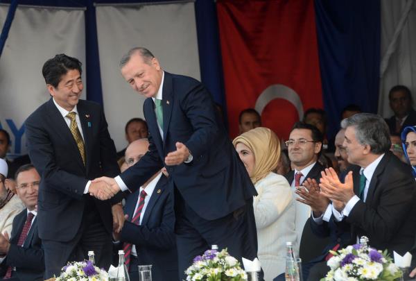 <P>Amerikan gazetesi WSJ, bununla birlikte, Trkiye'nin 3. Kpr, 3. Havalan ve Kanal stanbul gibi dev projeleri de gerekletirmek istediini belirtirken, bu projelerin getirecei bor yknn hkmetin btesini zorlayabilecei grne yer verdi.</P>  <P>Gazete, Babakan Erdoan'n projelerde ncelii, kendisi ile Osmanl atalar arasnda ba kuracak ve lkenin gelecekteki refah iin imento gibi salam bir zemin oluturacak ekilde programlad yorumunda bulundu.</P>