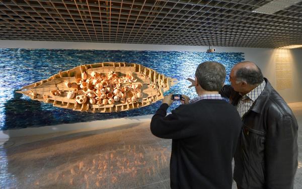 Asya ile Avrupa'y denizaltndan birbirine balayan, "Asrn Projesi" Marmaray'da halka ak ilk seferler al treninden sonra balad. Vatandalar Yenikap stasyonu'nda Marmaray kazlarndan kan tarihi eserlerin yer ald sergiyi gezdi.