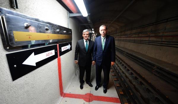 Marmaray'n skdar istasyonunda saat 17.19'da balayan yolculuk, Asya ve Avrupa ktalarnn tam ortasnda 10 dakikalk molann ardndan devam etti. Molada, Gl, Erdoan ve yabanc konuklar, zerinde Asya ve Avrupa yazan levhay duvara sabitledi.