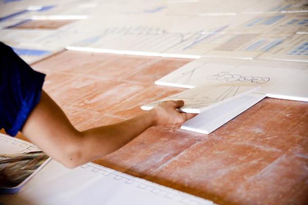 "Asrn Projesi" olarak nitelendirilen Marmaray'n skdar ve Sirkeci istasyonlarnn duvarlar, znik ilesinde klasik Osmanl ini motiflerinden esinlenilerek retilen devasa panolarla sslendi.