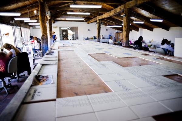 "Asrn Projesi" olarak nitelendirilen Marmaray'n skdar ve Sirkeci istasyonlarnn duvarlar, znik ilesinde klasik Osmanl ini motiflerinden esinlenilerek retilen devasa panolarla sslendi.