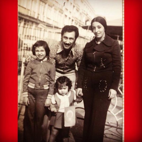 <b>HANDE YENER</b> 29 Ekim Cumhuriyet Bayram Kutlamalarndan bir hatra..Atatrk Ak,Bayrak Ak,Vatan Ak ile bymek ne kadar ZEL!