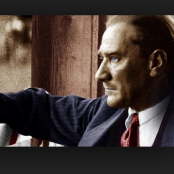 <b>DDEM SOYDAN</b< Her bayram ben dedemi arar,grmeye ve el pmeye giderim ama Cumhuriyet bayramlarinda istisnasiz o beni arar ve bayramimi(!) kutlar der ki : " bayramin kutlu olsun kizim " bunu soylerken duydugu mutlulugu ve gururu bir bilseniz .. Ben ky enstts mezunu bir gretmenin torunuyum hayatta ondan ogrendigim cok sey var en nemlilerinden biri de : bize verilen bu emaneti