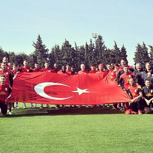 <b>GALATASARAY</b> Teknik heyet ve futbolcular antrenman ncesinde 29 Ekim Cumhuriyet Bayram iin Trk bayrayla poz verdi.