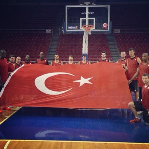<b>Galatasaray Liv Hospital</b>, bugn antrenman ncesinde 29 Ekim Cumhuriyet Bayram iin Trk bayrayla poz verdi.