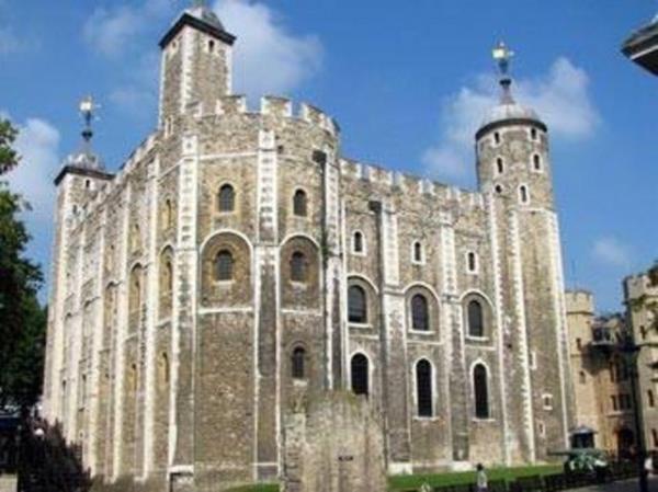 <p><b>Londra Kulesi</b></p> Kulede idam edilen yzlerce insandan ikisi olan Anne Boleyn ve Lady Jane Grey'in hayaletleri ngiltere'nin en lanetli binasnda sk sk grlmekte. Ayrca 1816'da bir gardiyann kendisine yaklaan aynn korkusundan lmesi de anlatlanlar arasnda.