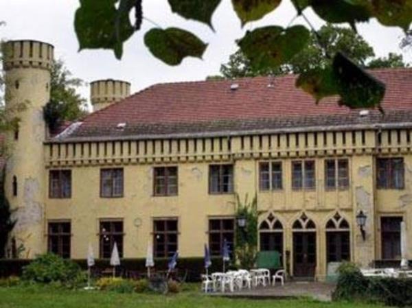 Petzow atosu Dou Almanya yaknlarndaki Posdam yaknlarnda bulunan 18. yzylda yaplm bu bina imdilerde otel ve restoran hizmetleri sunuyor. Ancak koridorlar baron katliamlarnn karanlk tarihine ahitlik ediyor.