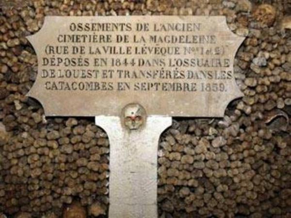 <p><b>Paris Yeralt Mezarl</b></p>   1800'lerde Paris mezarlklar dolmak zereydi. Bu yzden cesetler ehrin altndaki tnellere tanmaya balad. Kafataslar ve kemiklerin stste yld bu mezarlklardan garip sesler geldii syleniyor.