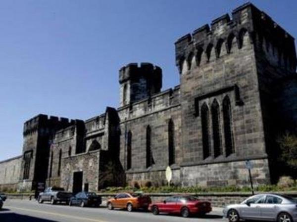 <p><b>Dou Eyalet Islahevi</b></p>   Pennsylvania eyaletinin Philadelphia kentinde bulunan bu bina mahpuslarn kendilerini ve dindarlklarn sorgulamalar iin yaplmt. Ancak ou mahkum tam tersine akli dengesini kaybetti. Bu fasilite kapatldktan sonra ierisinden garip sesler duyulduu da sylentiler arasnda.