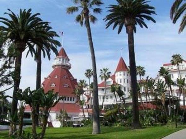 Coronado Oteli San Diego, Coronado'da bulunuyor. 1982 ylnda gen bir kadn California Krfezi'nde bulunan bu lks otele kocasn beklemek zere kaydn yaptrm. Kocas otele hi gelmemi ve birka gn sonra da kadn merdivenlerde l olarak bulunmu. O gnden beri otelin alanlar ve konuklar siyah giysili ve soluk benizli bir kadn siletine rastladklarn sylyorlar.