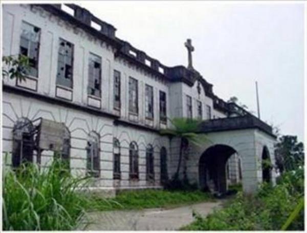 <p><b>Dominician Hill (Dominik Tepesi) Baguio </b></p>   Filipinler Bazlar savata len insanlarn ruhlarnn, bazlar da tedavi grmekte olan ve yaama umudu olduu halde burada len hastalarn ruhlarnn buray ele geirdiini dnyor. Gece boyunca kap ve cam arpmas, tabak krlma sesi ve lklar duyulduu syleniyor