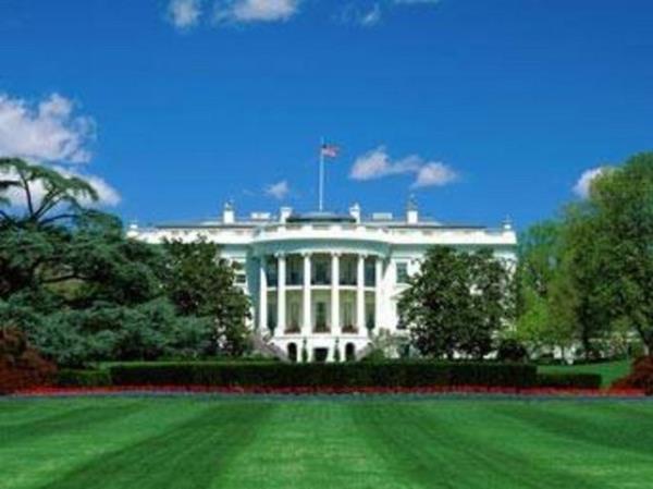 Beyaz Saray Amerika'nn en nl bu yaps hakknda anlatlan bir ka hayalet hikayesi mevcut. Bazlar Saray'n resmi sitesinde bile yerini alm. 2. bakan John Adams'n kars Abigail Adams'n hayaleti Dou Odas'nda amar ykamaya devam ederken, 4. bakan James Madison'un ei Dolley Madison'n hayaleti de gl bahesine yukardan bakarken grld sylenmekte.