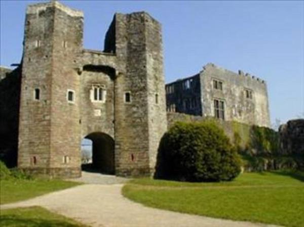 <p><b>Berry Pomeroy Kalesi - Totnes </b></p>  Lanetli olduu konusundaki n ile 14'nc yzyldan kalma bu kale birka efsaneye ev sahiplii yapyor. Bu kalenin iki nl hayaleti var. Biri beyaz kadn dieri de mavi kadn olarak adlandrlyor. Efsaneye gre ad Margaret Pomeroy olan "beyaz kadn" lakapl hayalet, kskan kz kardei tarafndan kalenin zindanlarna kapatlp, alktan lme terkedilmitir. Mavi kadnn kim olduu bilinmese de, ziyaretileri akl almaz bir biimde kalenin harabe ksmlarna ekmekte olduu sylenmektedir.