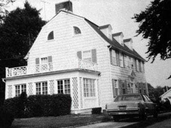 <p><b>Amityville</b></p>   Amityville, New York'ta bulunan evin eski sahipleri gece vakti alnan bando sesi, czrt, garip kokular bazen de siyah garip bir yaratn varlndan sz ediyorlar.